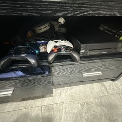 Xbox One W 4 Controllers
