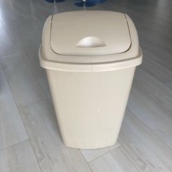 Sterilite Trash Can 13 gal Seashell Swingtop