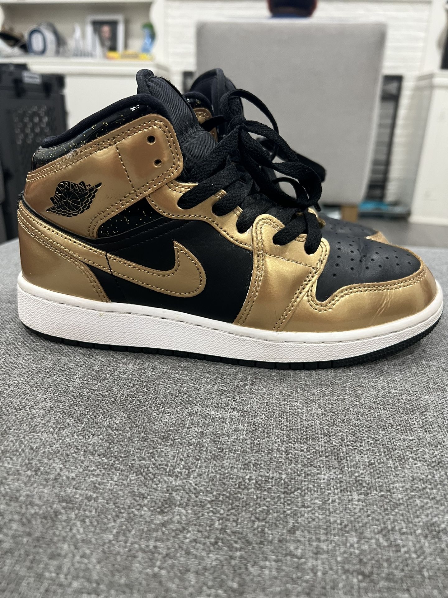 Jordan 1 Mid SE Metallic Gold Black (GS)