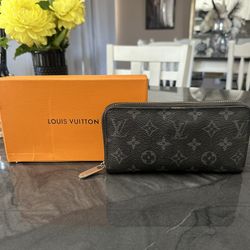 BLACK AND GRAY WOMENS WALLET