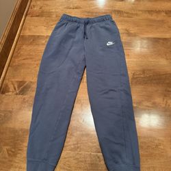 Woman’s Nike joggers Shipping Available 