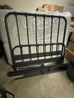 QUEEN SIZE BED AND MATRESS
