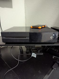 110!! Xbox One With Four Controllers Two Battery Packs And Power Supply