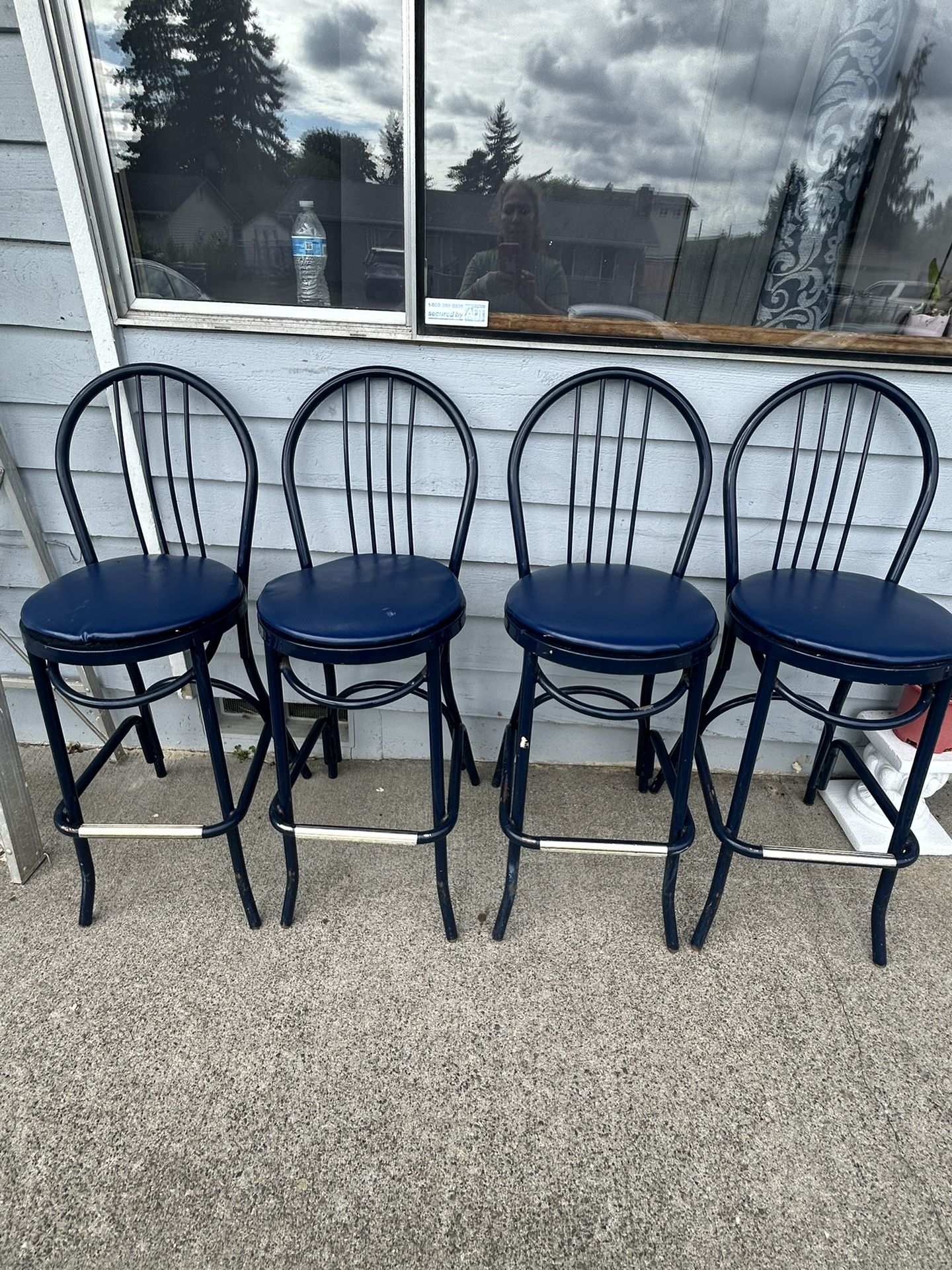 4 high chairs
