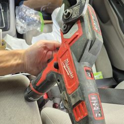 Milwaukee Cable Cutters & 2.5ah battery With A Charger