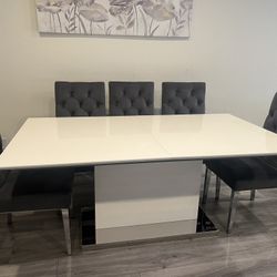 Extendable Dinning Table 