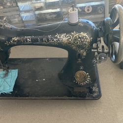 Singer 15 from 1911  - can only be used on a treadle table