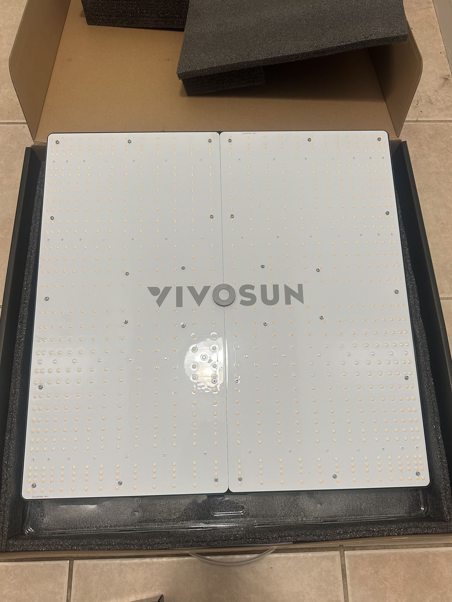 VS4000 Full Spectrum LED Grow Light 400W, 4x4 Coverage