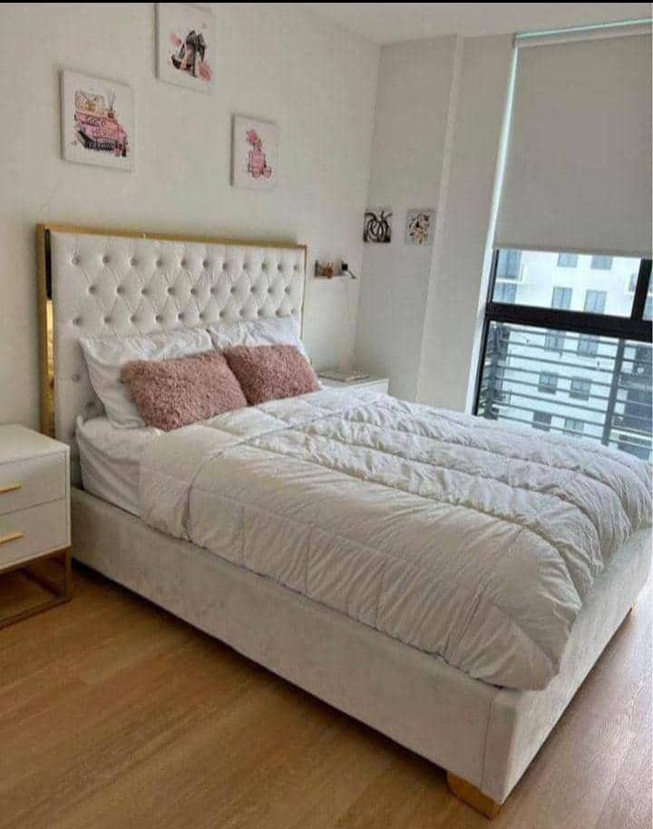Cama Queen Blanca Y Dorada