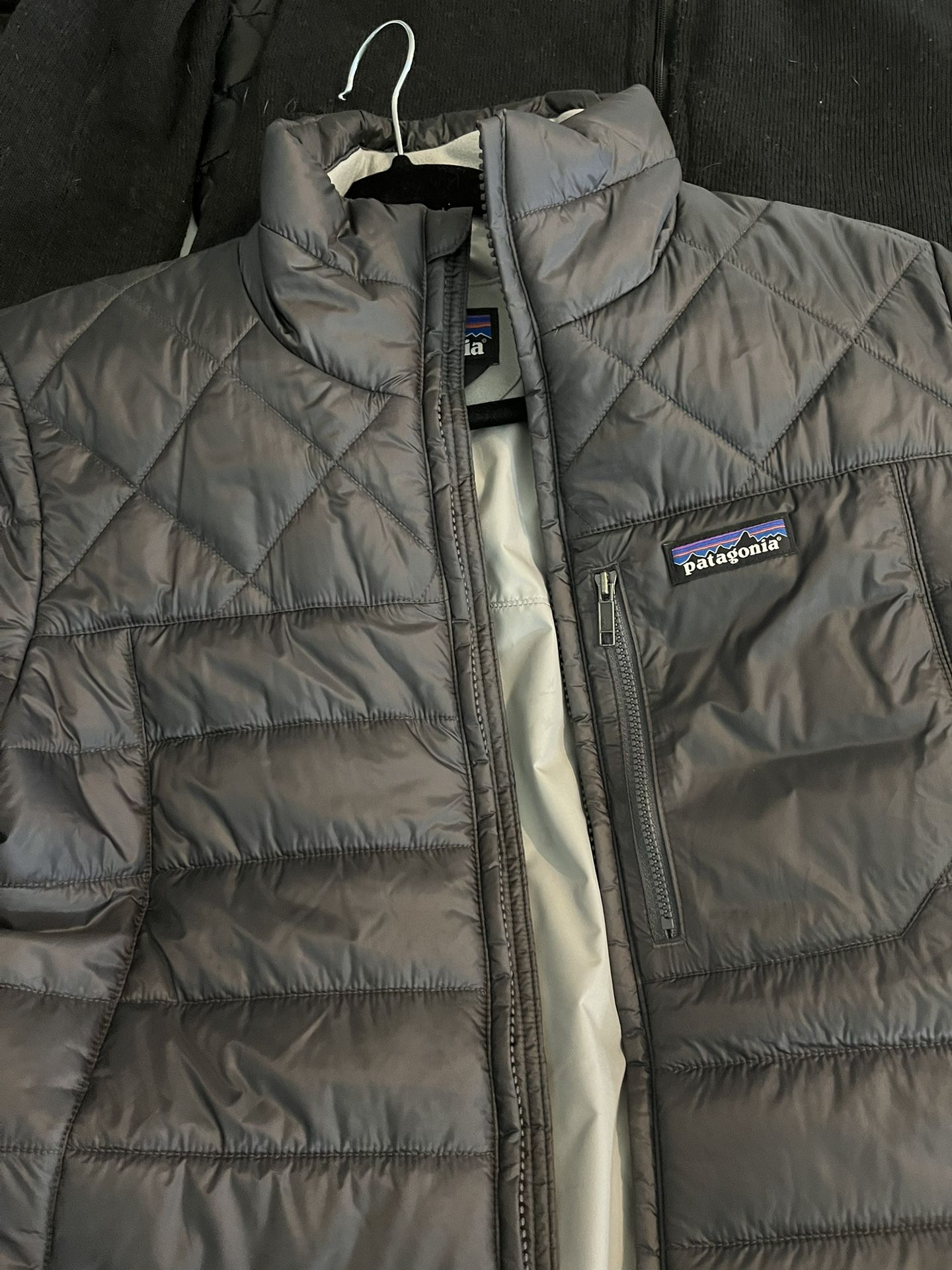 Super cute size medium PATAGONI a coat in excellent condition. Looks brand new pretty warm asking 90.