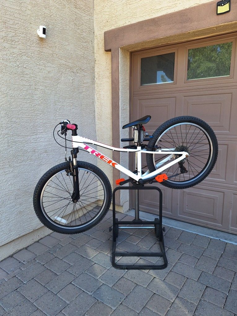 TREK PRECALIBER 24 INCH 7 SPEED LIKE NEW