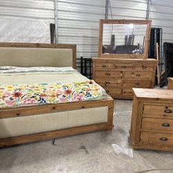 AUPER BEQUTIFUL SOLID WOOD HIGH END KING SIZE BED WITH HUGE DRESSER AND MIRROR 2 Nighstands And Matresses Included