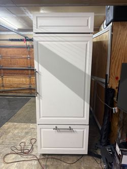 30-in right hinge Sub-Zero refrigerator