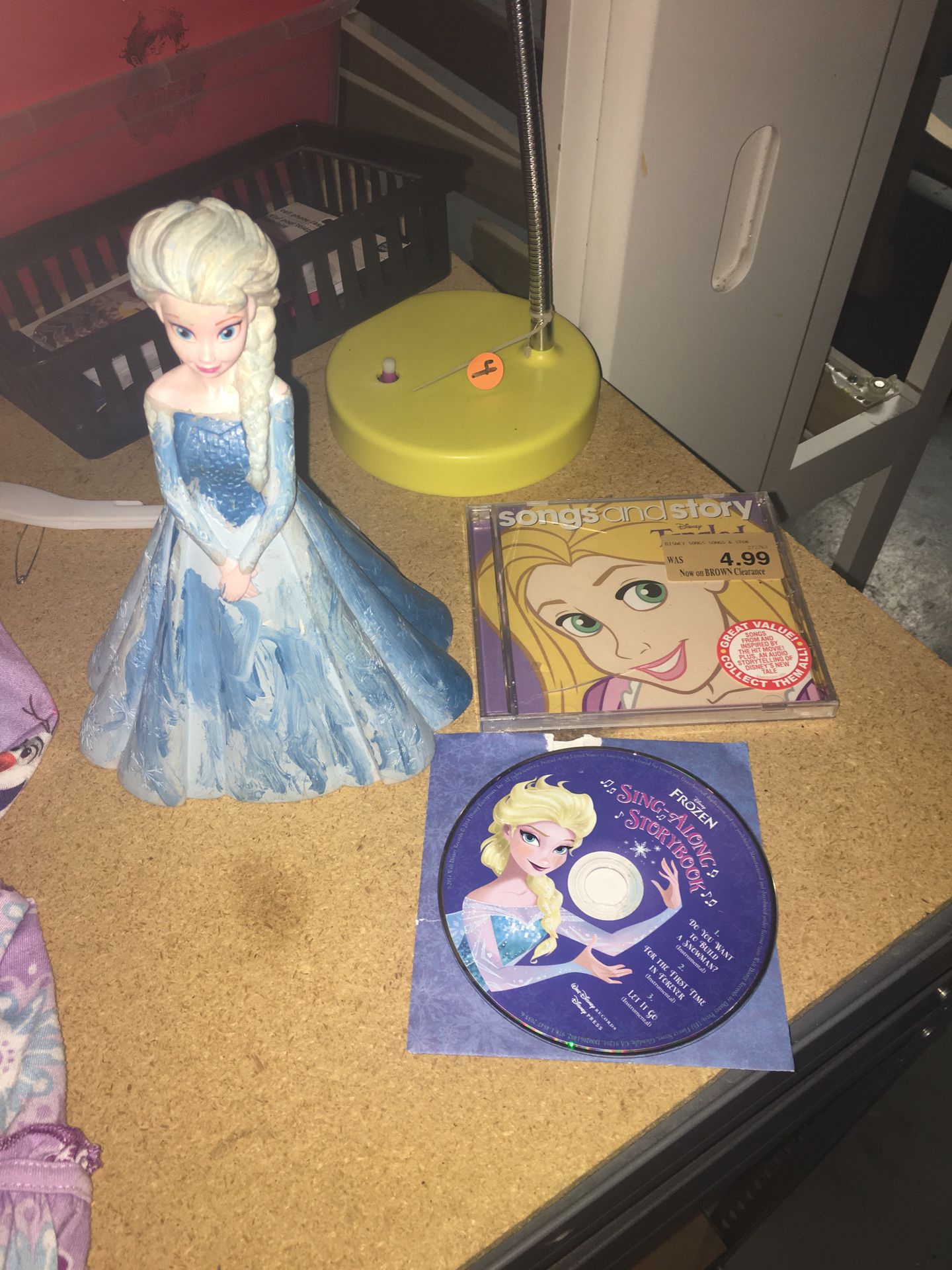 DISNEY FROZEN ❄️ Elsa piggy bank and two cds 💿❄️ one is song and story and the other is a song a long story book!!! ❄️❄️❄️❄️