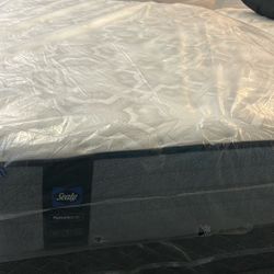 Queen Mattress ( Sealy Posture-Pedic) 50% Off NOW $650