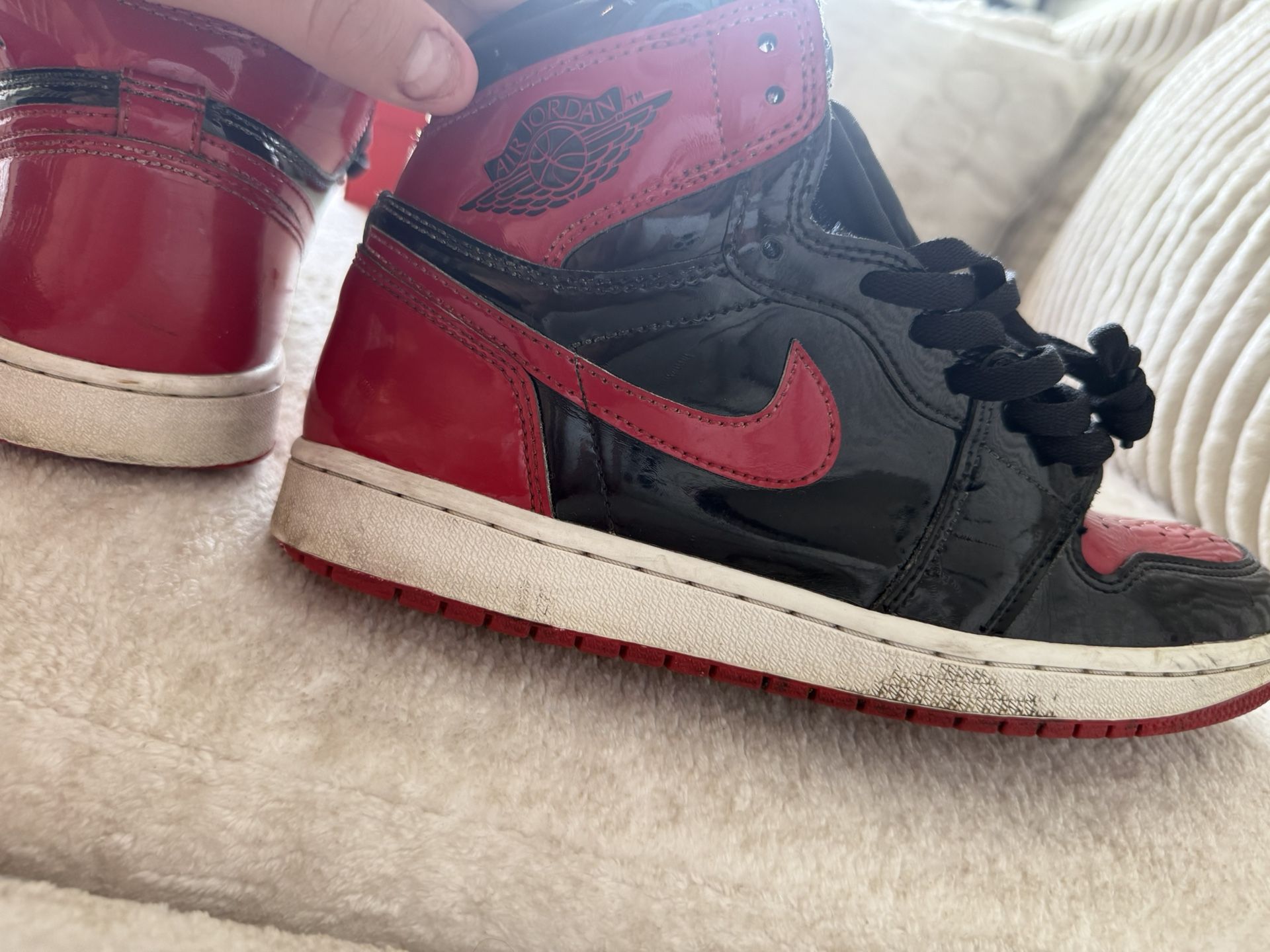 Jordan 1 Og Size 9 Has A Small Cut On The Shoes