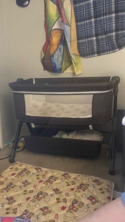 Baby bassinet w storage
