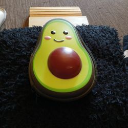 Funda de aguacate y un perrito chiquito