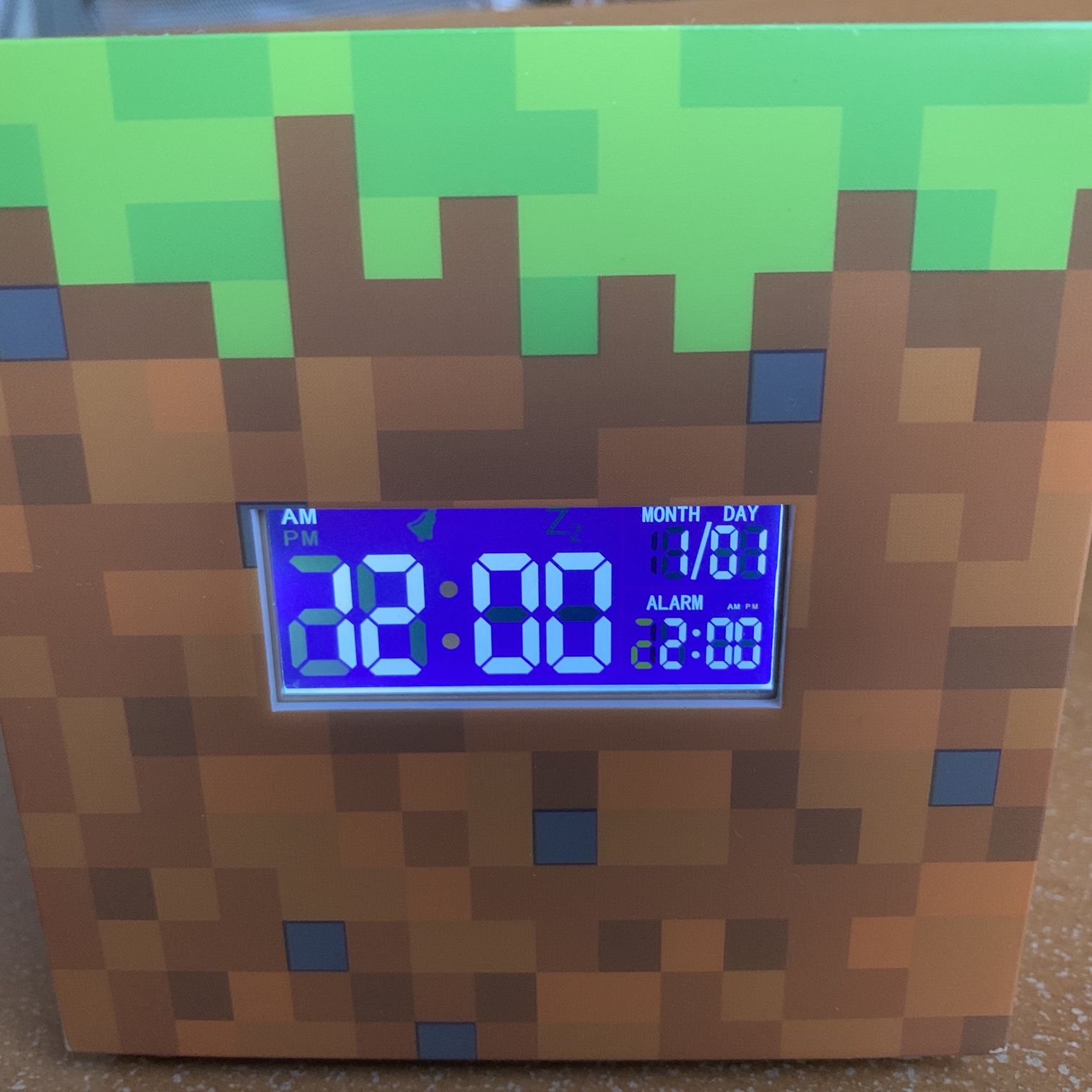 Paladone Minecraft Grass Block Digital Alarm Clock, Light Up Lamp Feature,  Plays Official in Game Music, Bedroom Decor for Minecraft Gamers