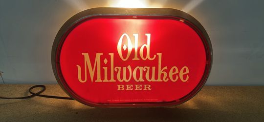 Vintage Old Milwaukee Light Up Beer Sign 1980
