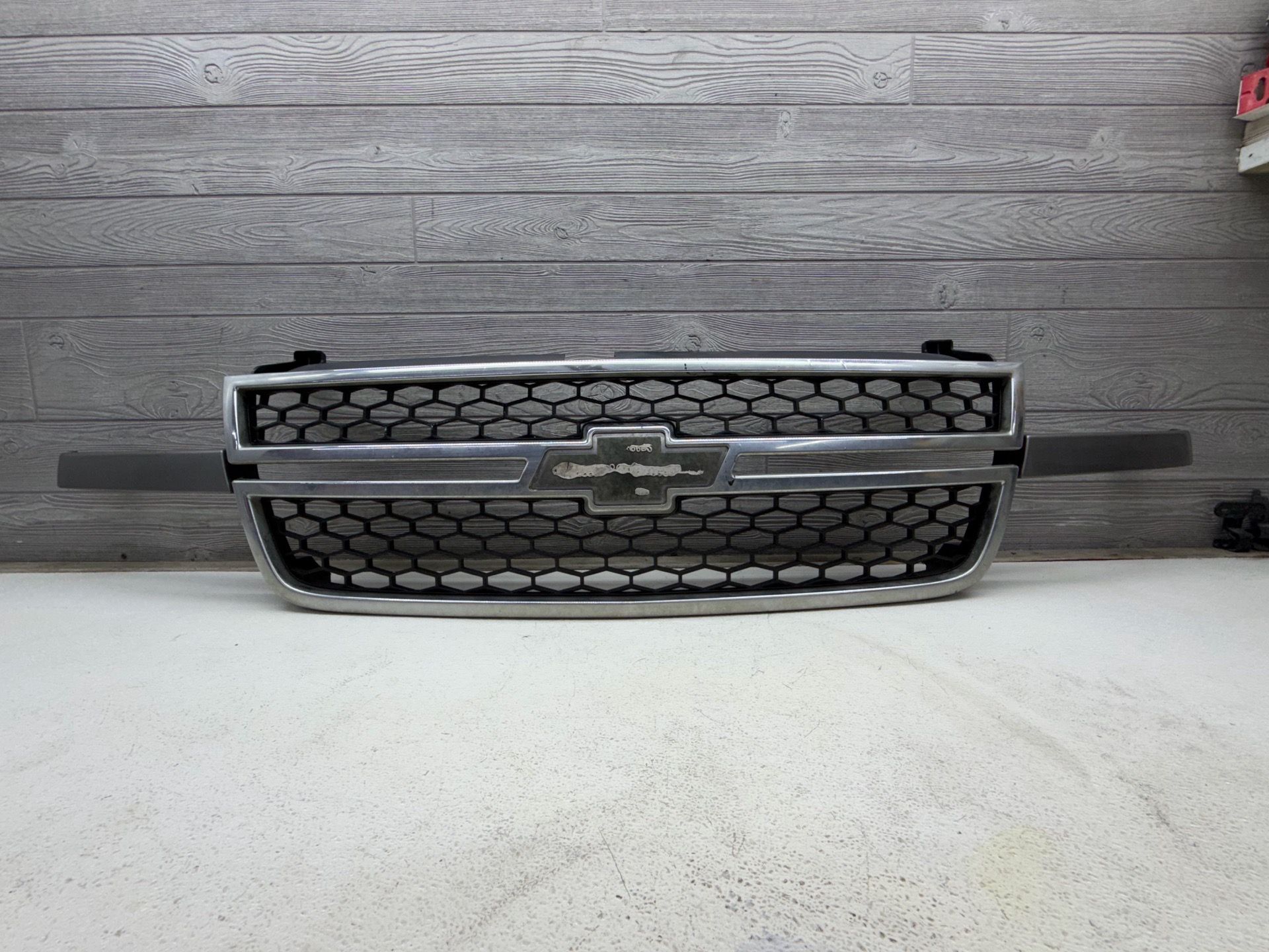 2005-2007 Chevy Silverado HD GRILLE / HD GRILL (OEM)