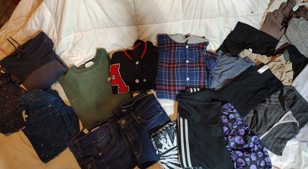 HUGE 23 ITEM LOT OF WOMENS CLOTHING