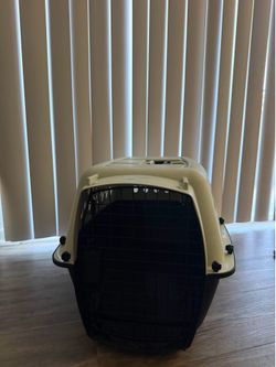 Plastic pet carrier