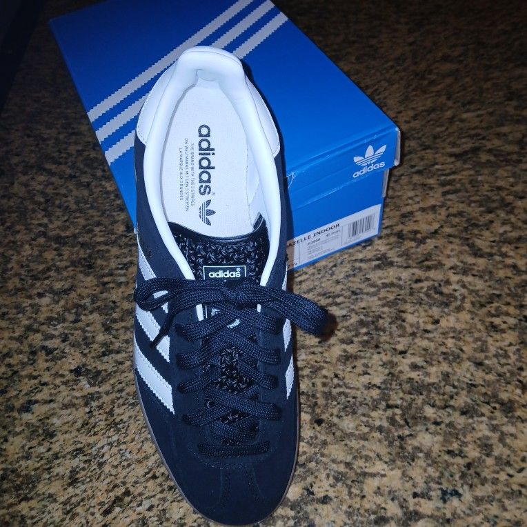 BLACK/ WHITE NIKE GAZELLE INDOOR