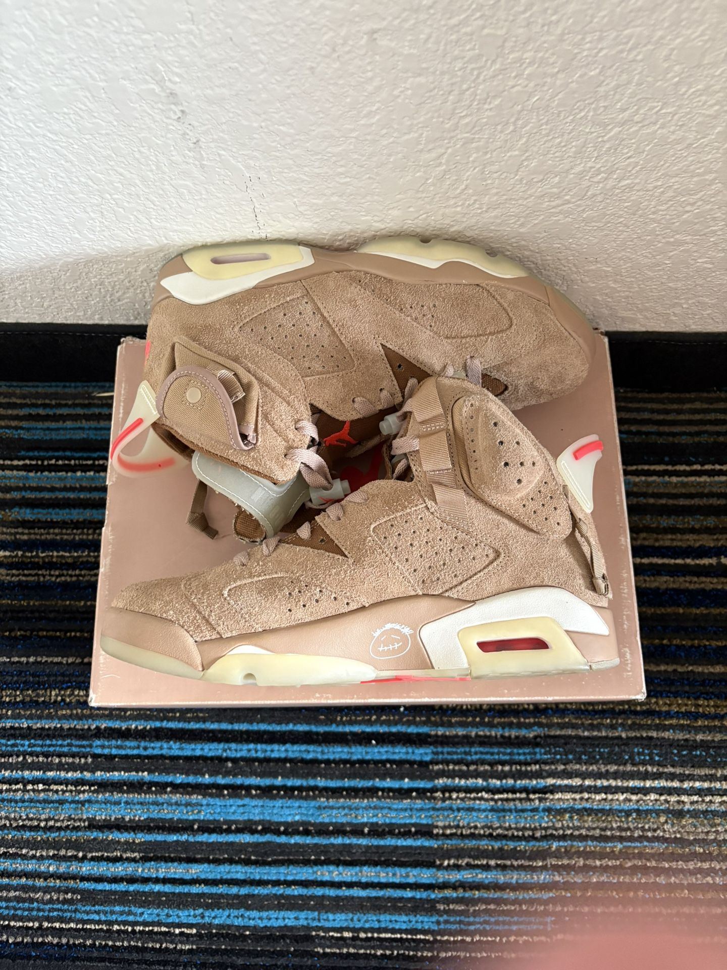 Jordan 6 Travis Scott