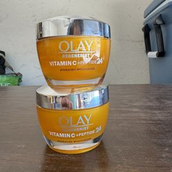 NEW Olay Regenerative Vitamin C + Peptide 24