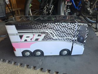 Rainbow High Tour Bus with 2 dolls