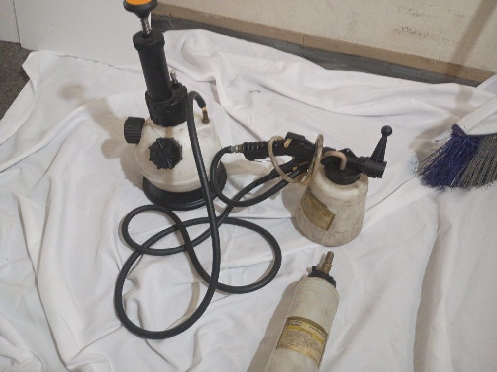 SMOTIVEPRO 2L Manual Brake Bleeder Fluid Pump, One Man Professional Brake Bleeder Kit Suitable for Brake Mast Cylinder Reservoirs