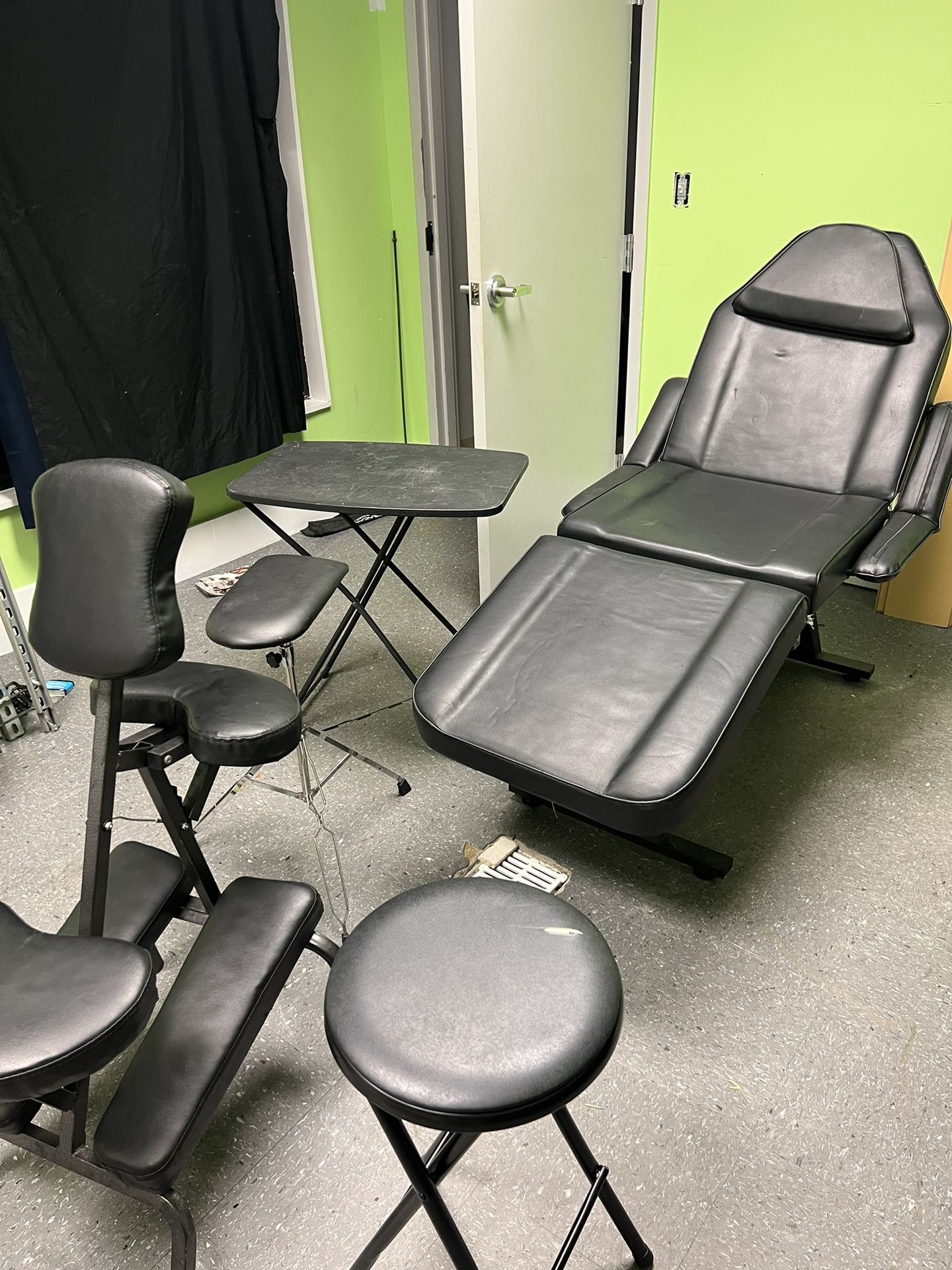 Tattoo Chair & Table 