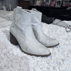 Dirty Laundry Unite faux snakeskin ankle boots in white Size 7.5