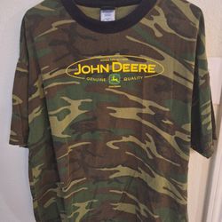 John Deere Men's X Large Tee Shirt Camo Pattern Center Chest Logo Short Sleeve