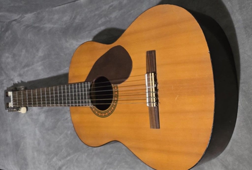 YAMAHA ACOUSTIC GUITAR $49