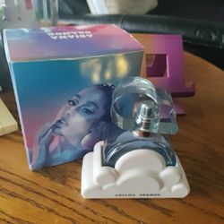ARIANA GRANDE- VAPORISATEUR / SPRAY ( 1/2 FULL).       PICK UP ONLY