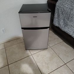 Galanz Mini fridge With Freezer 