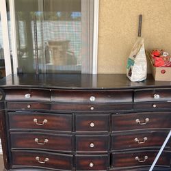 Dresser With Mirror