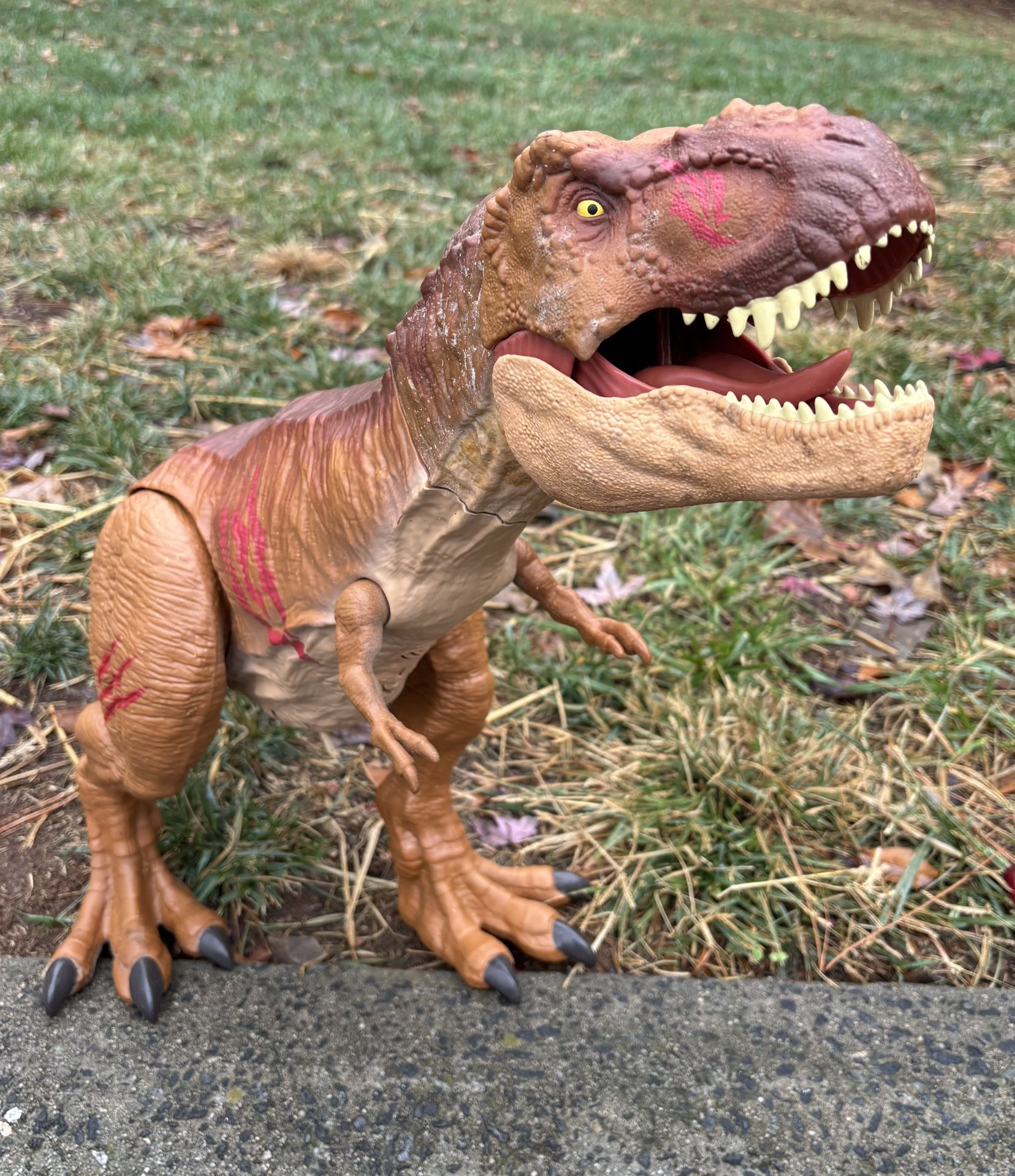 Jurassic World Mattel SUPER Colossal 42" Long Screaming T-Rex Battle Damaged  