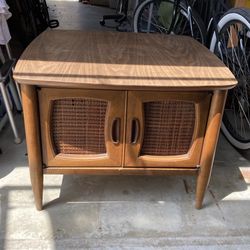 MID CENTURY MODERN 1962 LANE WALNUT SIDE/END TABLE 