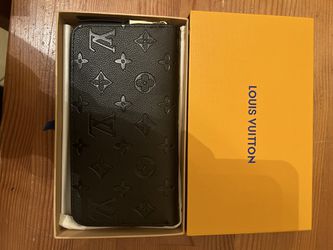 Louis Vuitton Wallet Gift Box And Dustbag for Sale in Carmel, IN - OfferUp