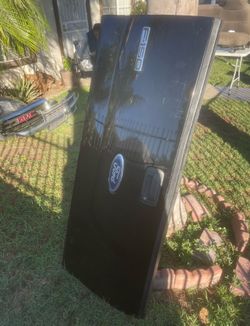 Ford F150 Black Tailgate