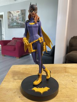 Batgirl Statue