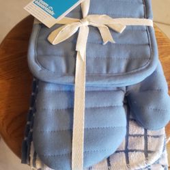 7 Piece Dish Towels 5.00 A Set Have 10 Sets New Sells For 10.00 Each At Stores