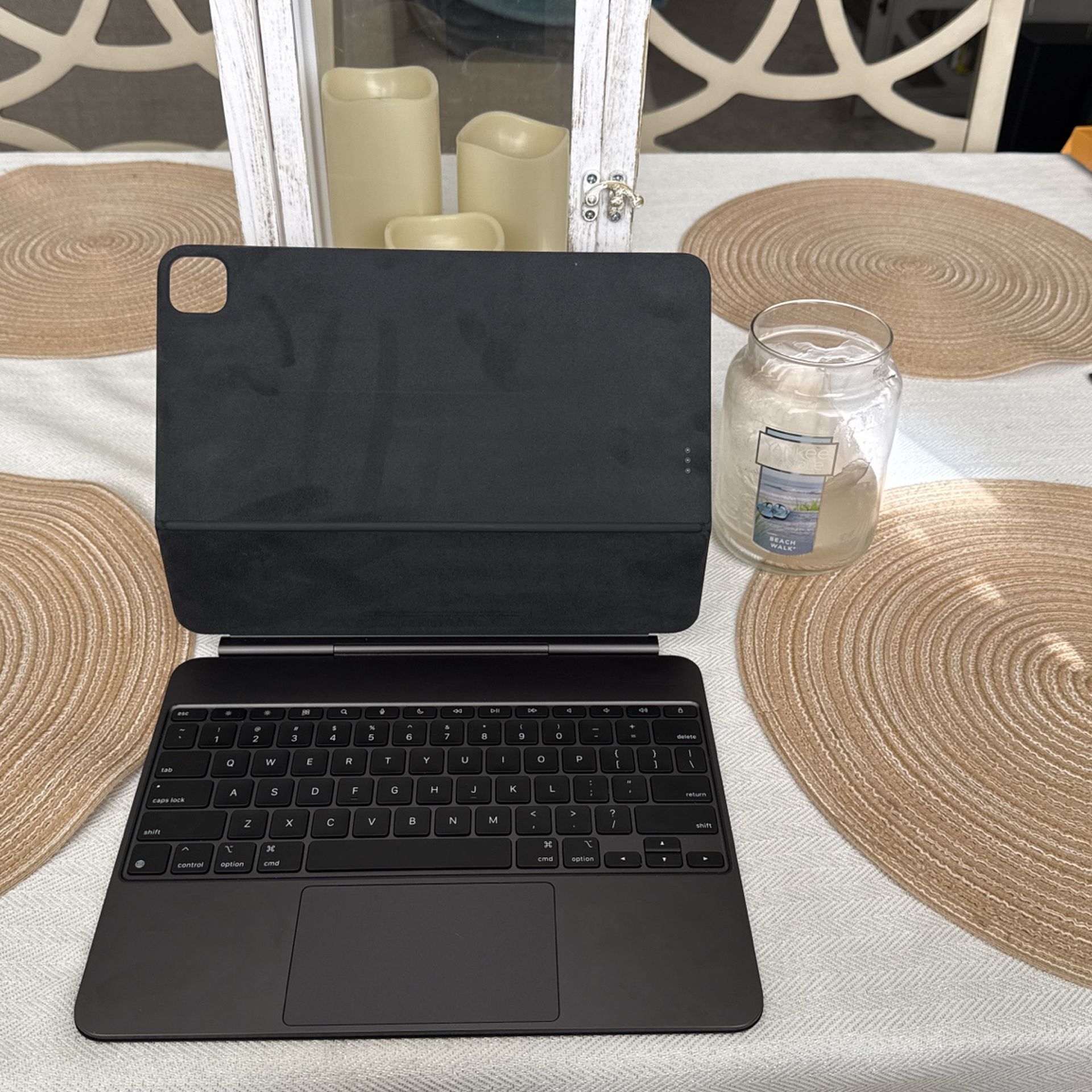 M4 13 In iPad Pro Apple Keyboard (Pristine)