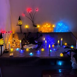Halloween decoration kit 12 individual pieces including 12 piece floating candle and wand set   Kit de decoración de Halloween de 12 piezas individual