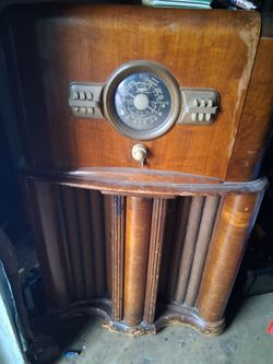 Vintage 1940 Zenith console tube radio
