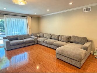 8-10 PeopleLarge Modular Couch - Flexible Layout