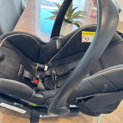 CARSEAT Graco SnugRide SnugLock LX Car Seat featuring TrueShield Technology